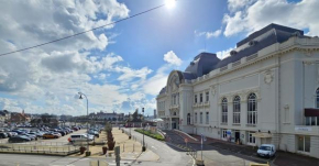 2 Pièces, face casino, 20 mètres plage, wifi.